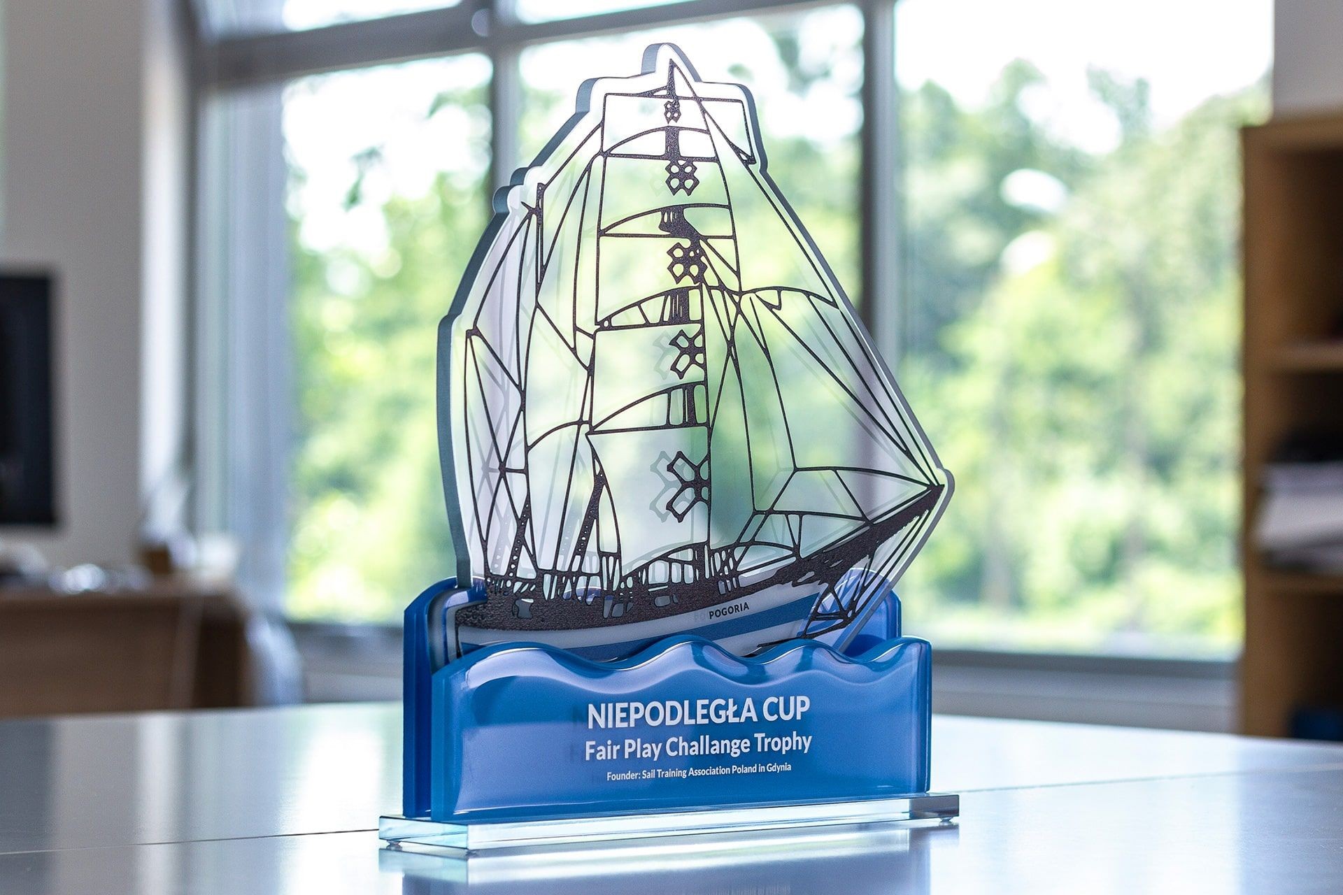 statuetka szklo niepodlegla cup glasso